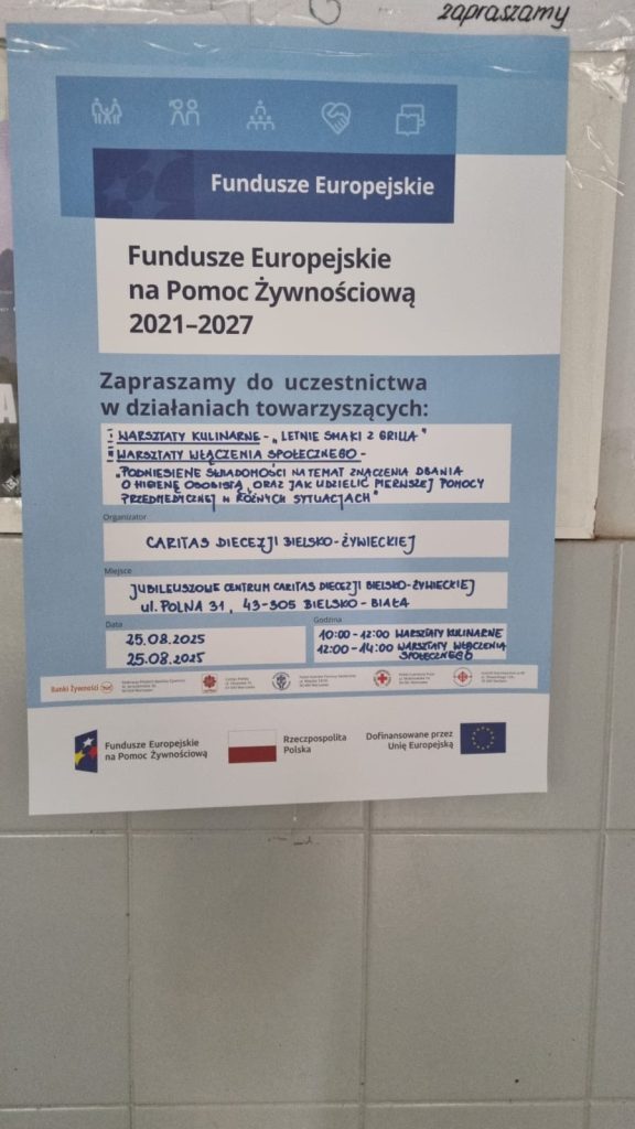 Produkty spożywcze (olej, mleko, makaron) wydawane w ramach pomocy żywnościowej z Funduszy Europejskich w Bielsku-Białej.