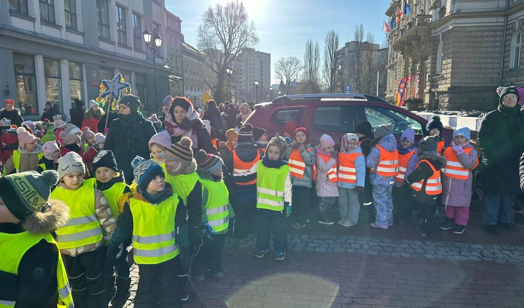 Pochód Kolędników w Bielsku-Białej – dzieci i młodzież podczas wspólnego kolędowania