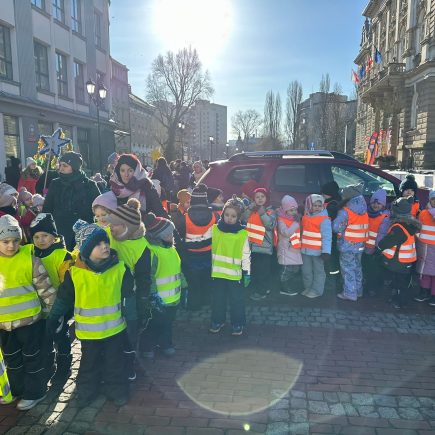 Pochód Kolędników w Bielsku-Białej – dzieci i młodzież podczas wspólnego kolędowania
